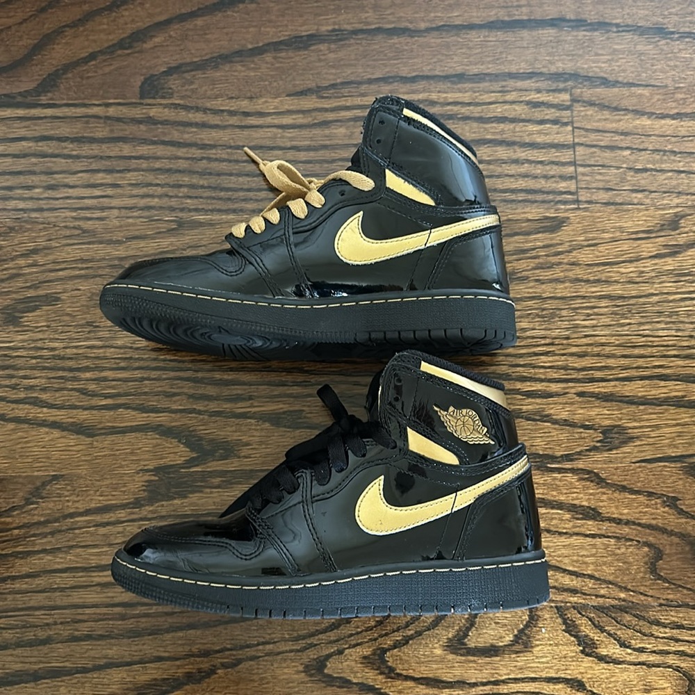 JORDAN Boys' Jordan 1 Retro High Black Metallic Gold (2020) (GS) Size: 3.5 - Picture 4 of 9